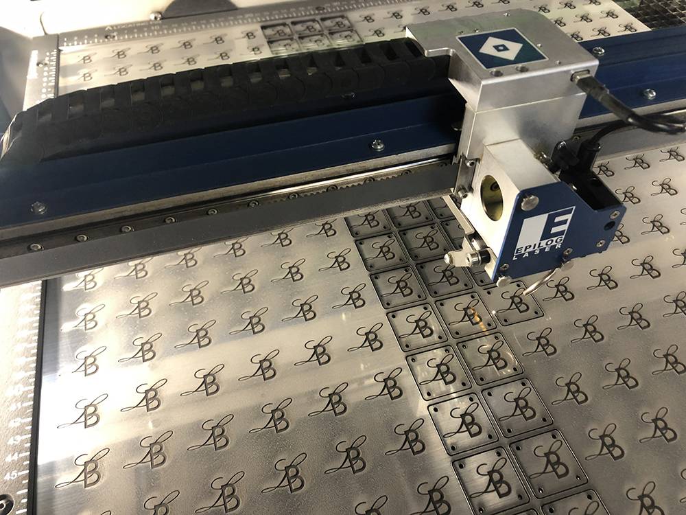 Gravure, découpe et perçage au laser de plaques en bicouche (plastique) effet aluminium brossé