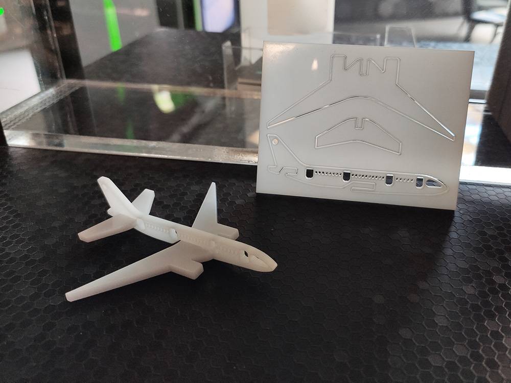Kit "avion" en plexiglass blanc diffusant découpées au laser