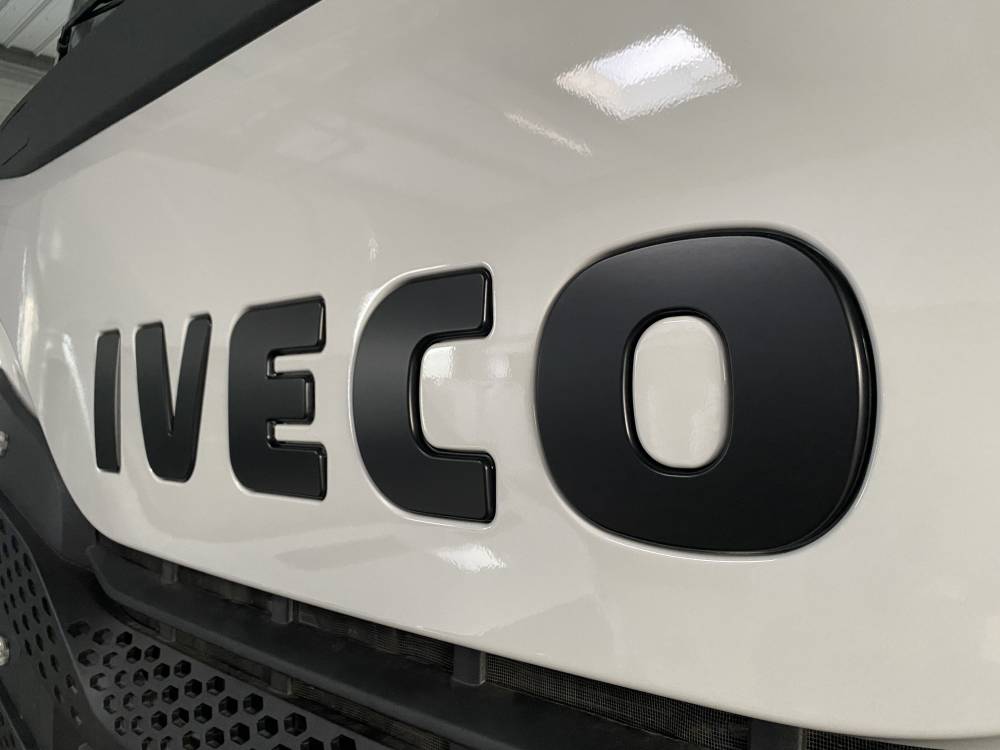 Recouvrement logo Iveco en vinyl noir mat 3D