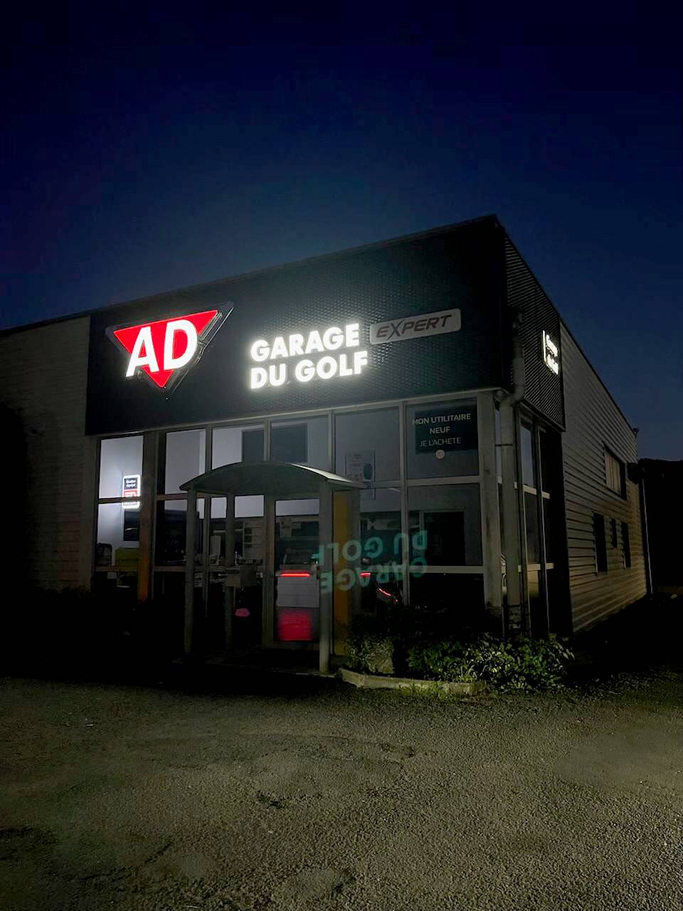 Enseigne lumineuse lettres caissons lumineux en plexiglass blanc