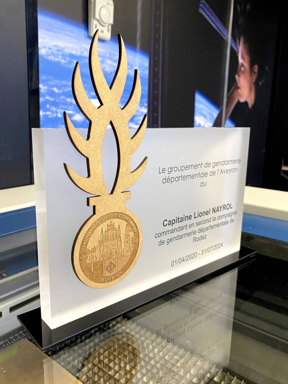 Trophée en plexiglass et médium gravé