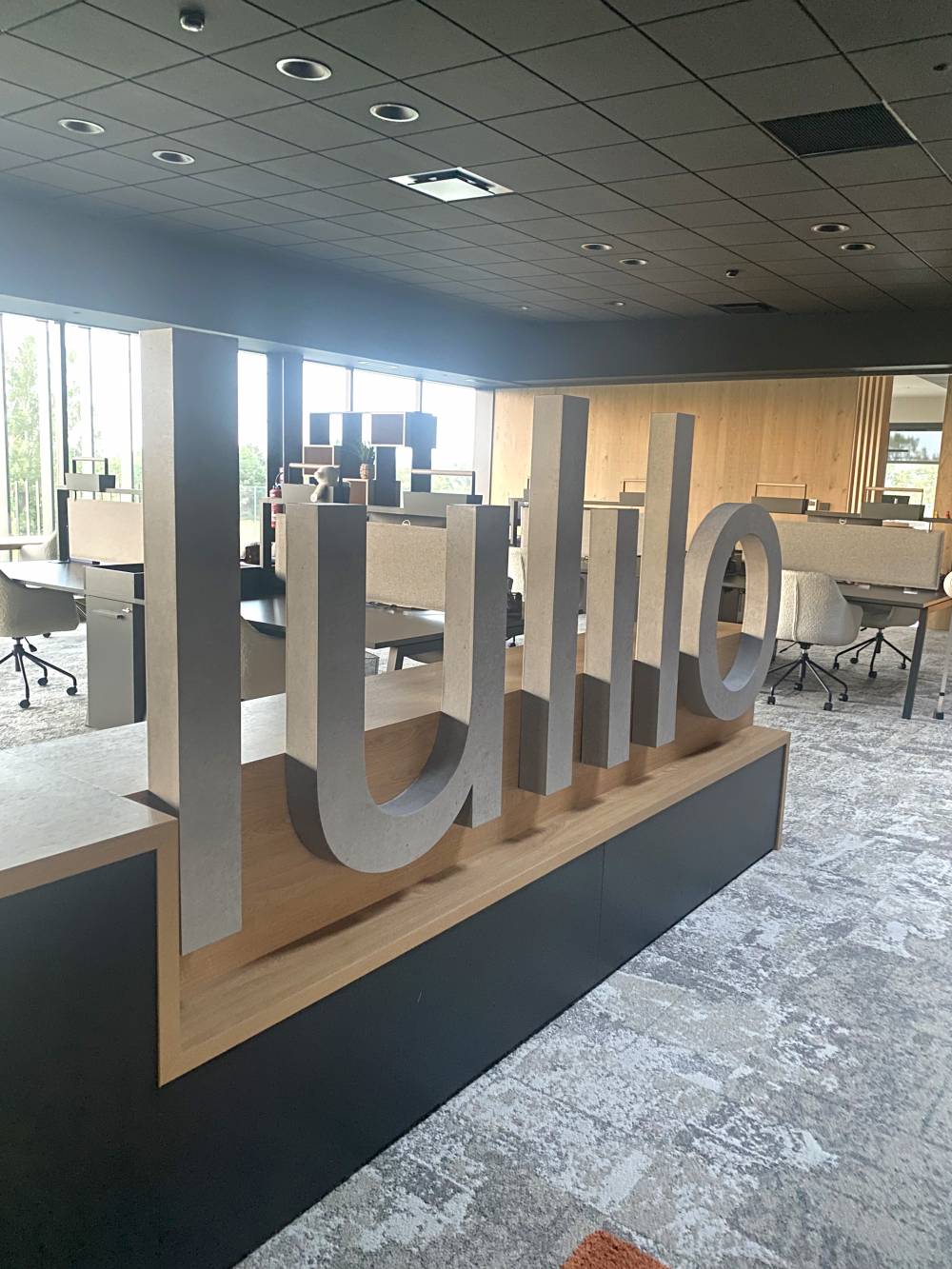 Signalétique intérieure - Lettres géantes 3D avec vinyl effet béton