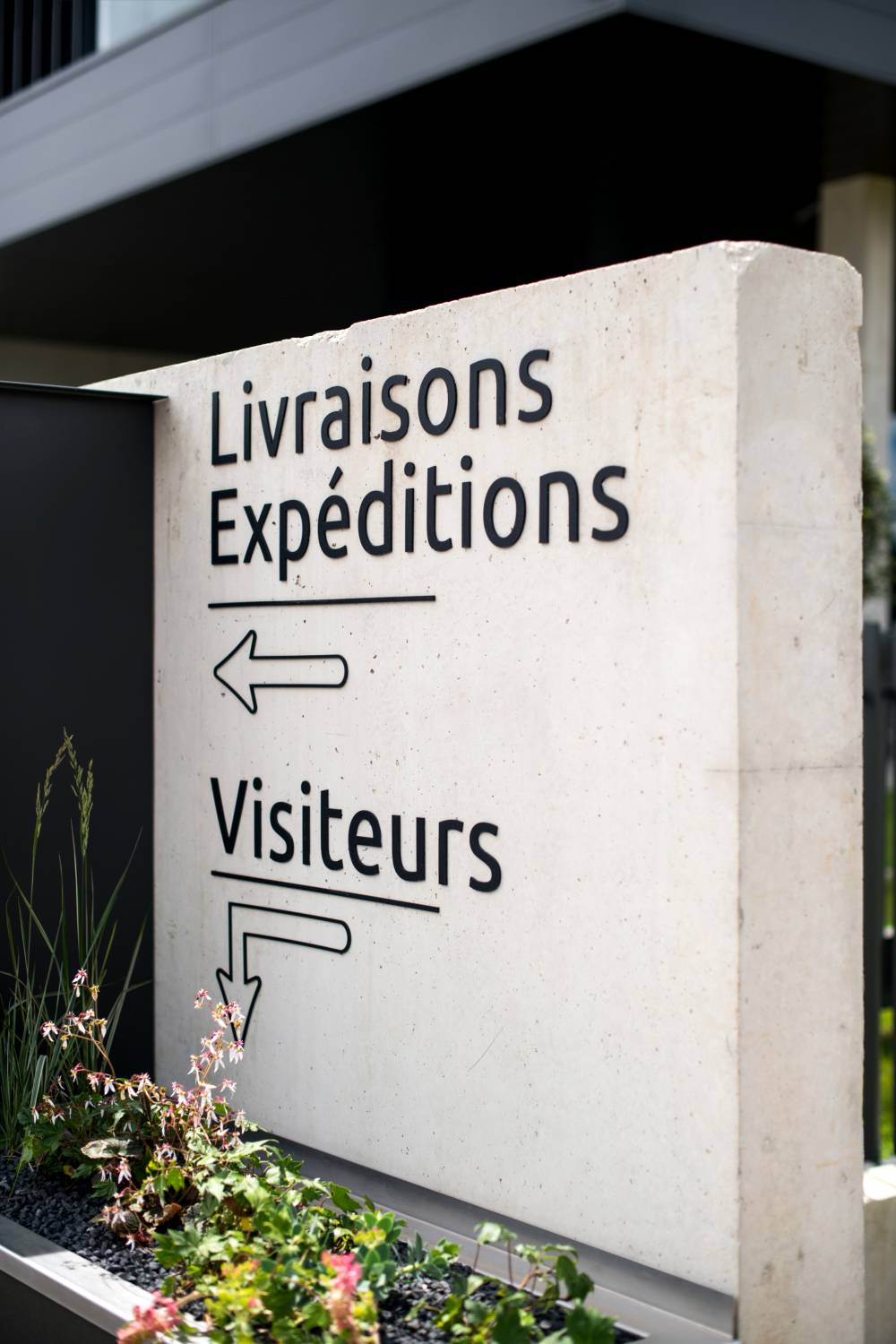 Lettres et flèches en plexiglass découpées au laser