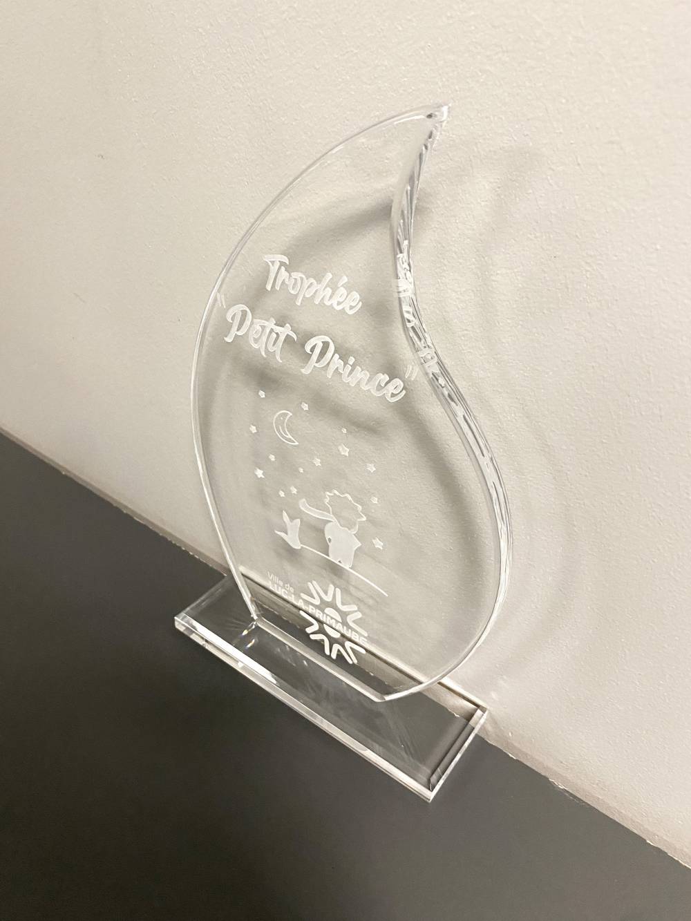 Trophée en plexiglass gravé