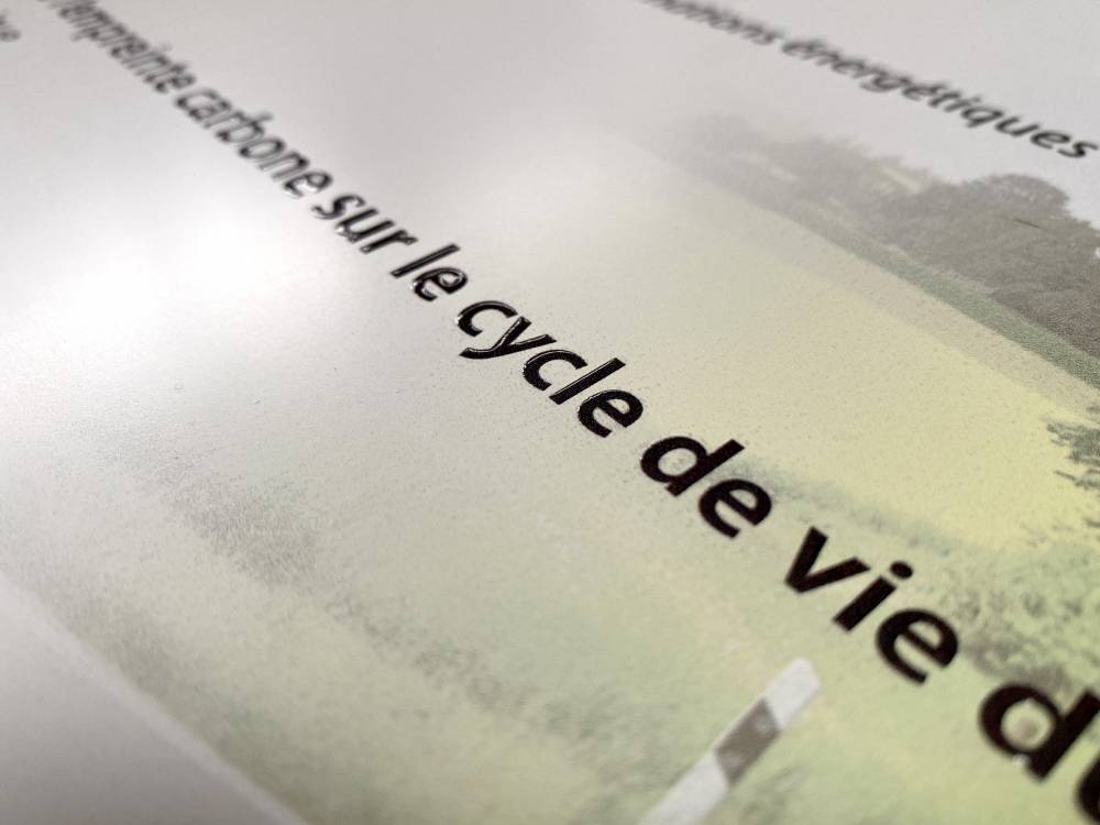 Panneau imprimé avec vernis sélectif sur petits textes