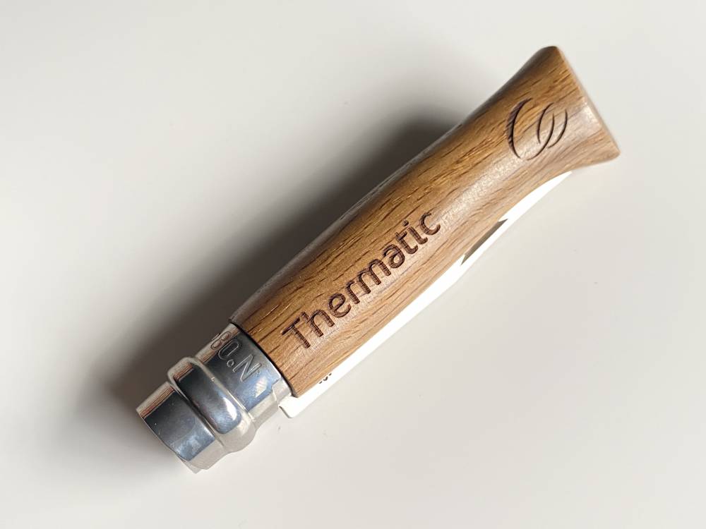 Gravure laser sur manche couteau en bois