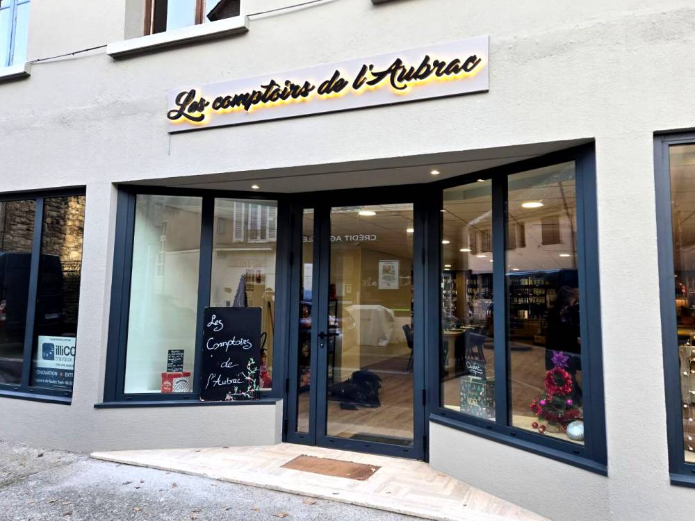 Enseigne lumineuse avec lettres découpées et rétro-éclairage en blanc ton chaud