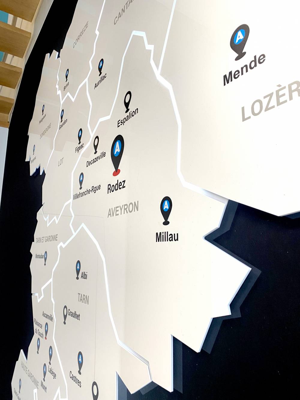 Signalétique intérieure - carte en plexiglass lumineuse imprimée et rétroéclairée à LED
