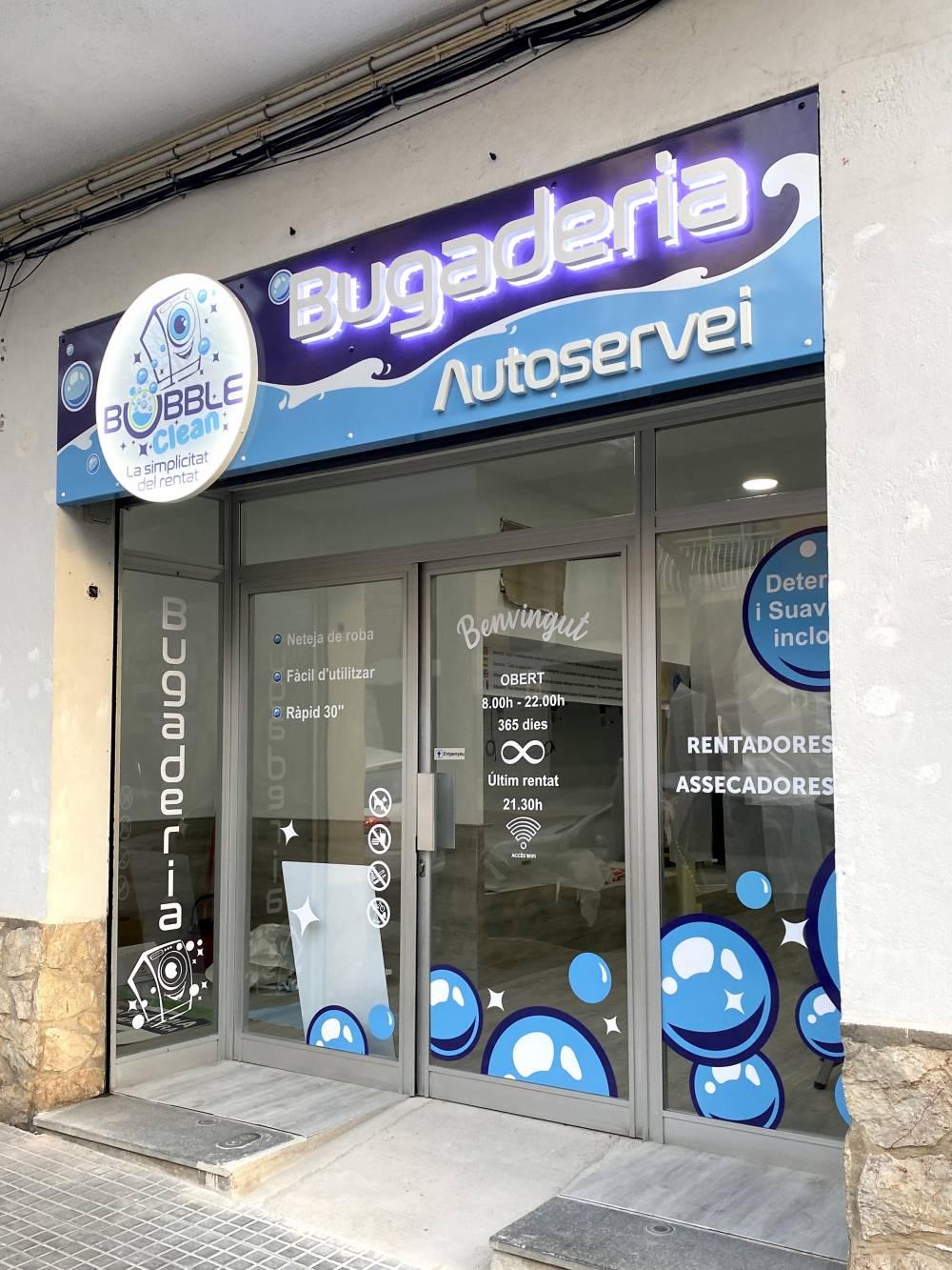 Enseigne lumineuse caisson, lettres rétroéclairées, rond avec ruban LED et vitrophanie partielle