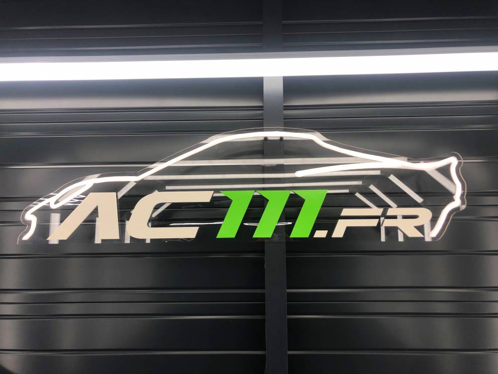 Enseigne intérieure lumineuse avec plaque en plexiglass, lettres découpées et ruban LED "néon"