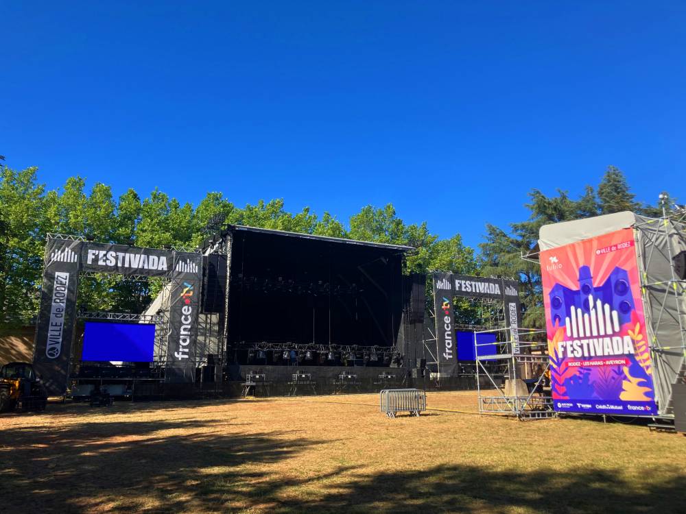 Banderole classique et microperforé "petite grille" pour habillage scène de Festival