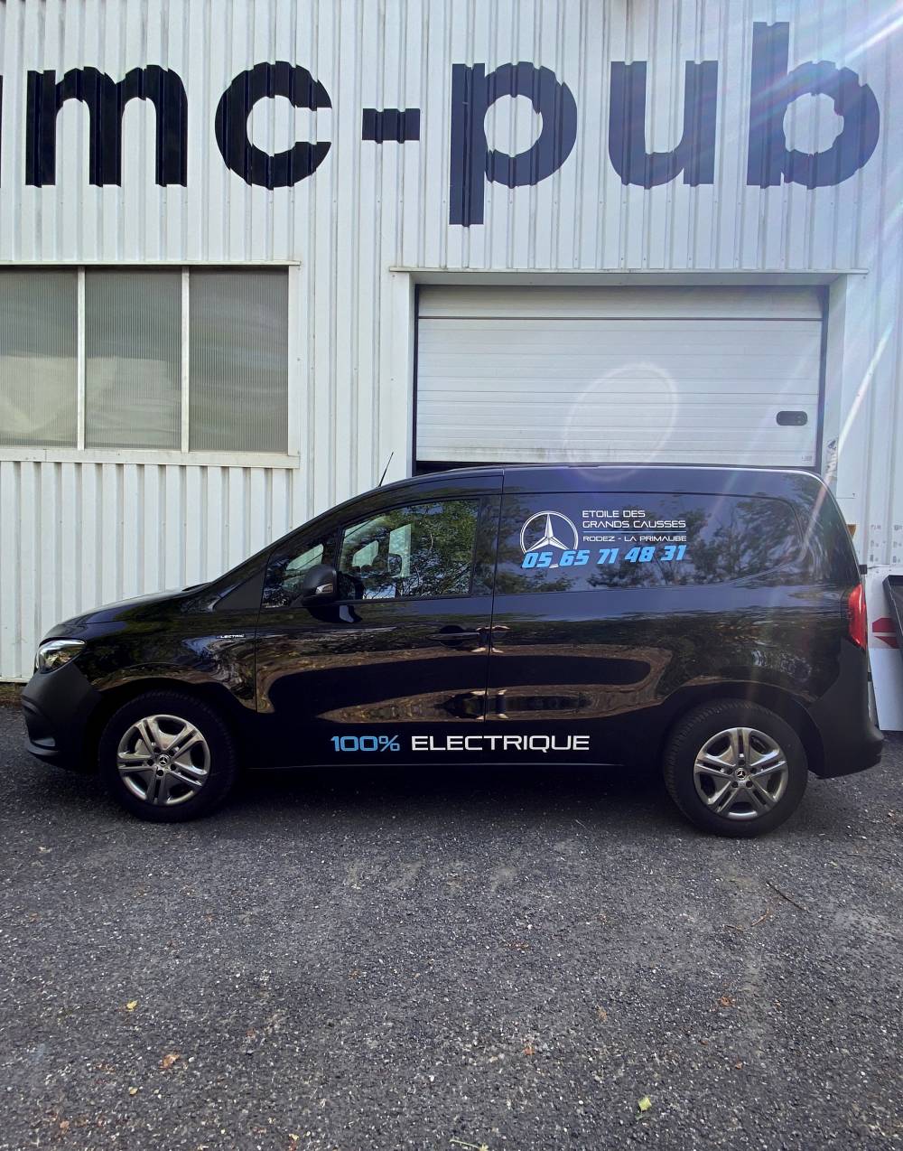 Marquage adhésif bleu et blanc mat sur Mercedes E-Citan