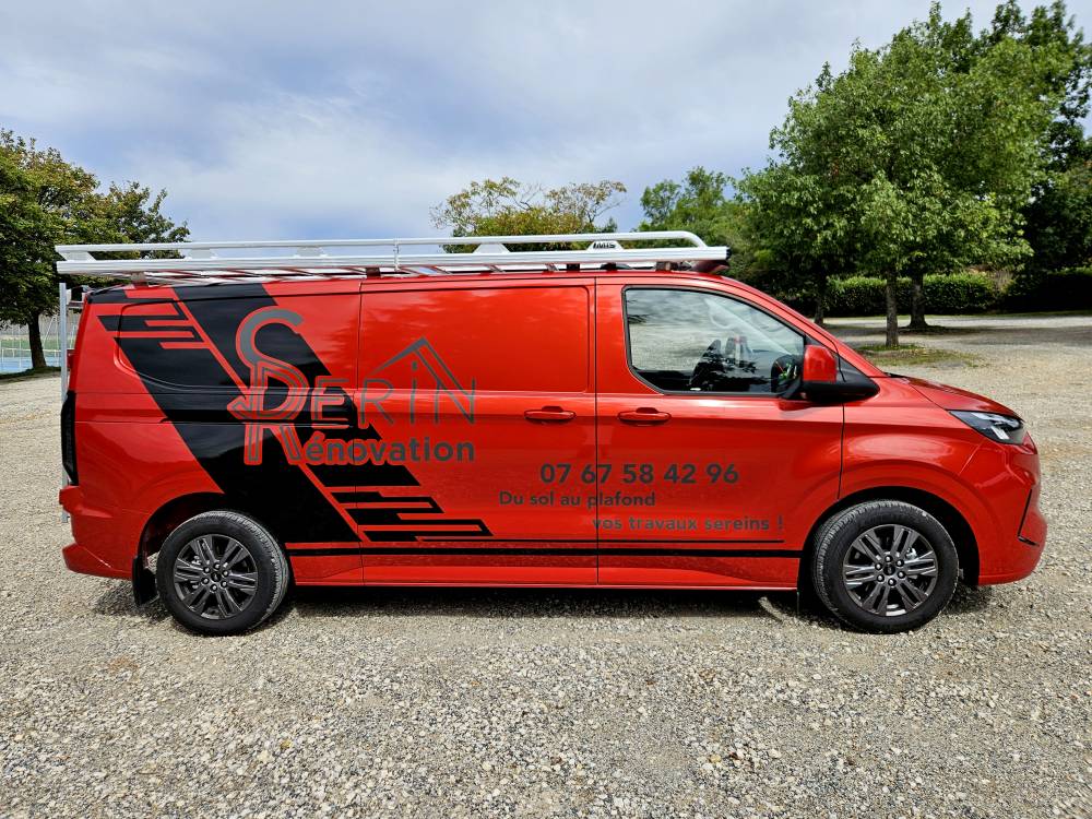 Semi-covering en vinyl 3D noir et gris métallisé sur Ford Custom