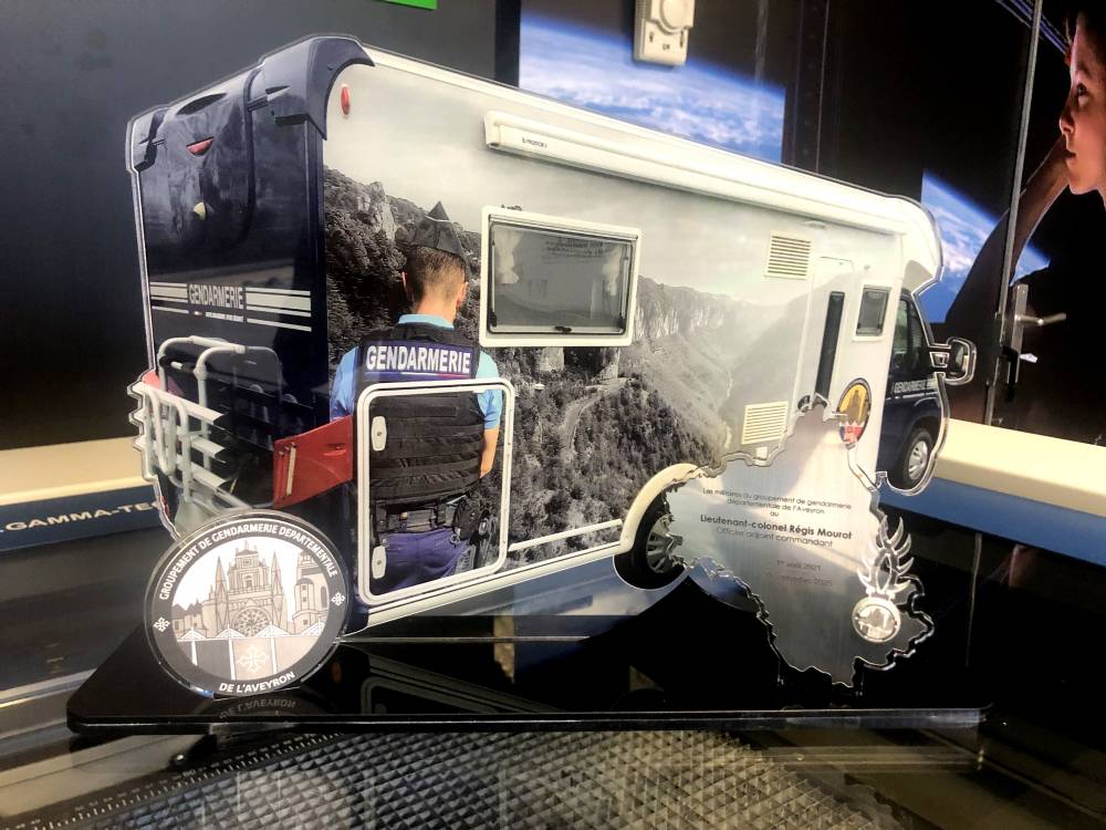 Trophée personnalisé en plexiglass imprimé et découpé au laser