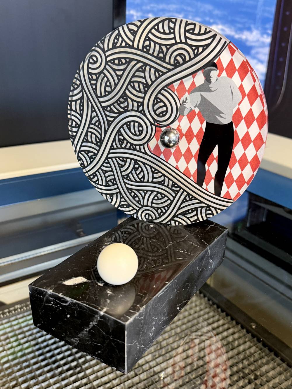 Trophée en plexiglass imprimé (double face) et découpé au laser avec support en pierre