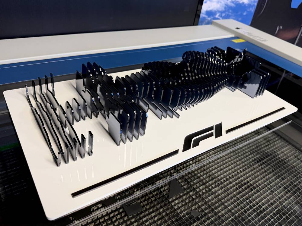 Trophée découpé en alucobond chrome et plexiglass