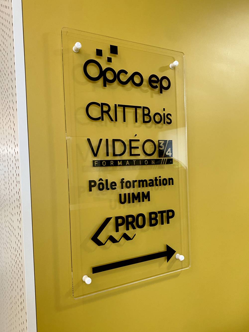 Plaque en plexiglass avec kits adhésifs noirs et kit visserie blanc