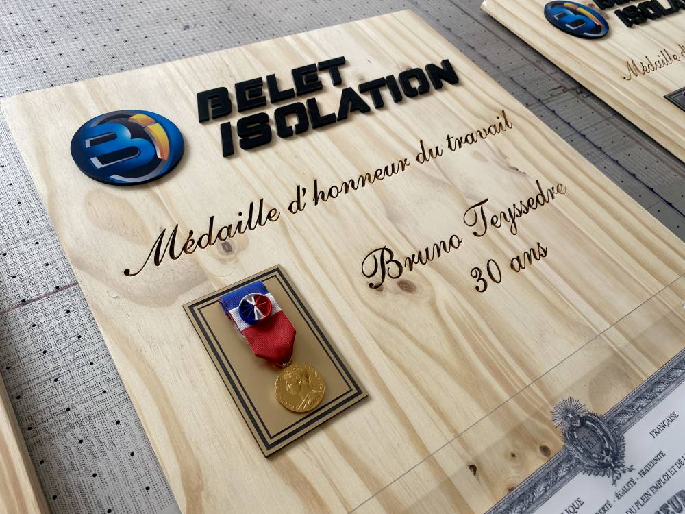 Trophée cadre personnalisé en bois gravé et plexiglass